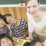 英語の授業を受ける小学生