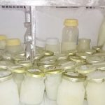 冷凍庫に保存される母乳