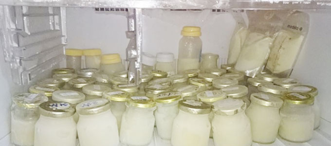 冷凍庫に保存される母乳