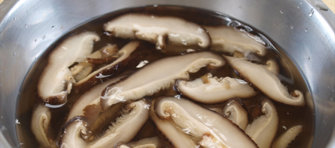 干し椎茸の上手な戻し方 うま味を増やす 冷水 と 時間 ガラガラガラ Com