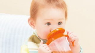 麦茶を飲む赤ちゃん
